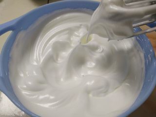 5、戚风杯子蛋糕,用电动打蛋器打至湿性偏干性发泡。