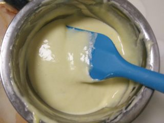 7、戚风杯子蛋糕, 切拌均匀。