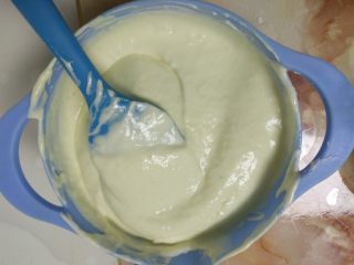 9、戚风杯子蛋糕,切拌均匀