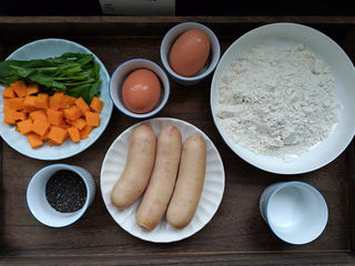 1、金枪鱼肠鸡蛋卷,准备好所有食材，金枪鱼肠入锅蒸15分钟。