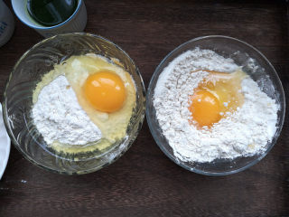 2、金枪鱼肠鸡蛋卷,两个碗，每个碗中分别放入50克面粉，1克盐，打入一个鸡蛋。
