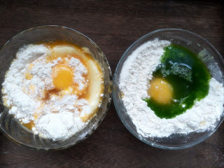 3、金枪鱼肠鸡蛋卷,一个碗中加入55克南瓜汁，一个碗中加入50克菠菜汁。