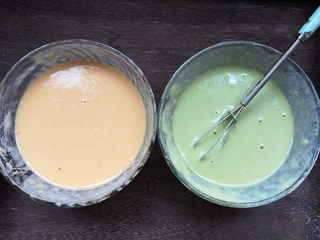 4、金枪鱼肠鸡蛋卷,分别搅拌均匀。尽量搅拌至无颗粒状。