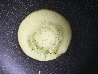 5、金枪鱼肠鸡蛋卷,锅烧热，小火。舀入一勺面糊，摊平。我用的不粘锅，没有放油。如果用的普通炒锅，可以在锅底刷一层油。