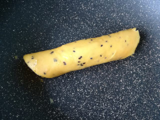 7、金枪鱼肠鸡蛋卷,南瓜面糊也是一样的做法，卷入一根金枪鱼肠，定型30秒就可以了。