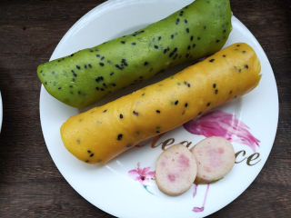 8、金枪鱼肠鸡蛋卷,我没有在蛋饼上刷酱，喜欢的还可以刷上甜面酱、或者番茄酱、辣椒酱之类的。