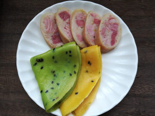 9、金枪鱼肠鸡蛋卷,不想卷的，还可以直接做成鸡蛋饼，鱼肠切片食用就可以了。