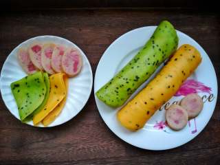 10、金枪鱼肠鸡蛋卷,鸡蛋饼其实作为早餐是个特别快手、特别营养又特别适合上班族的早餐，可以千变万化，可以根据自己喜欢添加任何食材。