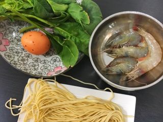 1、宝宝辅食10M➕：菠菜虾仁鸡蛋面,准备好所有材料