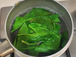 2、宝宝辅食10M➕：菠菜虾仁鸡蛋面,将菠菜洗净焯水一分钟后控干水分