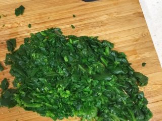 3、宝宝辅食10M➕：菠菜虾仁鸡蛋面,将菠菜切碎备用