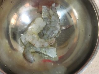 4、宝宝辅食10M➕：菠菜虾仁鸡蛋面,鲜虾去壳去线（剥虾去线有个小窍门哈，把虾放冰箱冷冻室里十分钟，再拿出来就非常容易去壳去线啦）