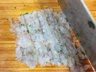 5、宝宝辅食10M➕：菠菜虾仁鸡蛋面,剁成虾泥