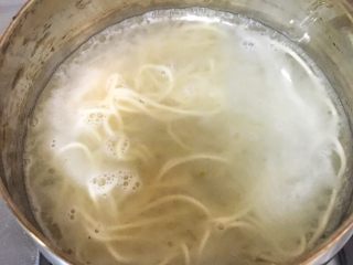 6、宝宝辅食10M➕：菠菜虾仁鸡蛋面,处理上述步骤的同时可以同步进行煮面条，水量不需要太多，正常量即可