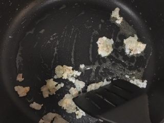 7、宝宝辅食10M➕：菠菜虾仁鸡蛋面,开火，锅里刷一层油，倒入虾泥
