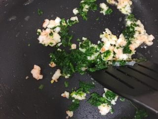 8、宝宝辅食10M➕：菠菜虾仁鸡蛋面,炒至虾泥变色后放入菠菜末和少许葱花快速翻炒