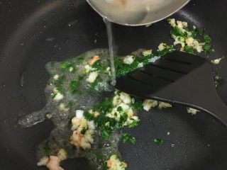 9、宝宝辅食10M➕：菠菜虾仁鸡蛋面,此时面条也煮的差不多了，用汤勺盛一小勺煮面用的面汤放入炒熟的菠菜虾泥里