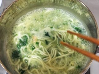 11、宝宝辅食10M➕：菠菜虾仁鸡蛋面,面条煮沸