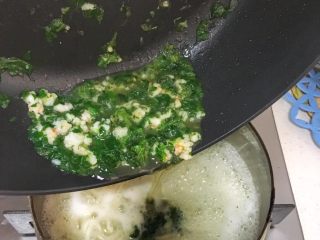 10、宝宝辅食10M➕：菠菜虾仁鸡蛋面,等汤汁再次烧开冒泡后将所有蔬菜和面汤一起倒入煮好的面条里