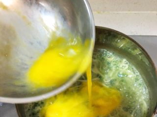 12、宝宝辅食10M➕：菠菜虾仁鸡蛋面,面条煮沸后，加入1/4个鸡蛋液，用筷子稍微搅拌一下，即可关火出锅啦！