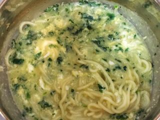 13、宝宝辅食10M➕：菠菜虾仁鸡蛋面,需要调味的可以在这步进行，放入一点点盐提提味，一岁以内的宝宝禁盐哦！一岁以上的根据自己宝宝情况，尽量无盐或少盐