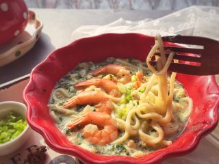 14、宝宝辅食10M➕：菠菜虾仁鸡蛋面,可以多做一点，麻麻也要一起享用哦～