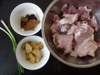 1、#糖醋菜#陈醋焖猪蹄,材料