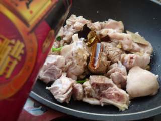 7、#糖醋菜#陈醋焖猪蹄,下陈醋、酱油、老抽、酒翻炒均匀