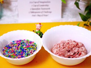 1、萝卜丸子&海鲜煲,五彩米提前洗净用清水浸泡4个小时左右、五花肉馅备齐