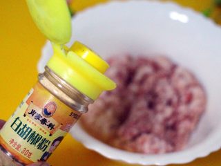 3、萝卜丸子&海鲜煲,加入胡椒粉