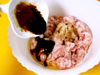 4、萝卜丸子&海鲜煲,加入蚝油、老抽和生抽