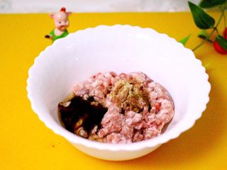 5、萝卜丸子&海鲜煲,加入调料的肉馅用筷子顺时针方向搅拌上劲