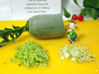 6、萝卜丸子&海鲜煲,葱姜剁碎、萝卜切丝也剁碎备用……