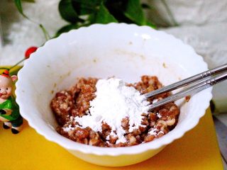 7、萝卜丸子&海鲜煲,搅拌上劲的肉馅里加入木薯淀粉继续搅拌均匀