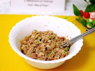 11、萝卜丸子&海鲜煲,继续搅拌上劲均匀后备用……