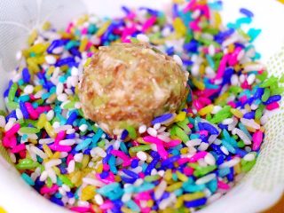 13、萝卜丸子&海鲜煲,放入浸泡沥干水分的五彩米中、将萝卜丸子裹满米粒