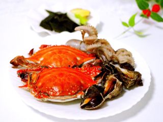 15、萝卜丸子&海鲜煲,螃蟹洗净备用、八爪蛸和小海螺洗净后放入锅中煮熟捞出沥干备用、海带切片、葱切段、姜切成片