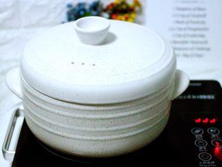 17、萝卜丸子&海鲜煲,盖上锅盖大火煮沸后