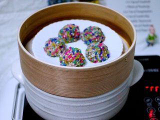 18、萝卜丸子&海鲜煲,砂锅上面放上做好的萝卜丸子