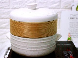 19、萝卜丸子&海鲜煲,盖上锅盖大火烧开后继续蒸15分钟即可