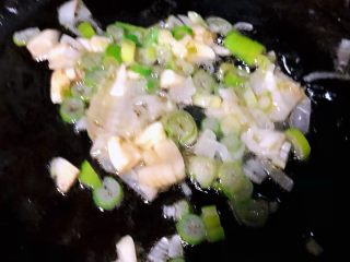 2、#冬日暖心菜#番茄金针菇汤,锅中倒入底油放入葱、蒜爆香