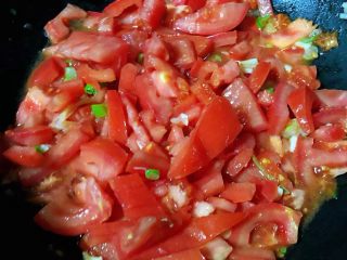 3、#冬日暖心菜#番茄金针菇汤,番茄切小块放入锅中大火翻炒