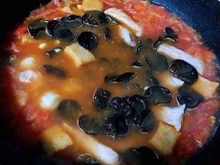 6、#冬日暖心菜#番茄金针菇汤,放入木耳一起煮