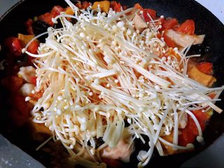 7、#冬日暖心菜#番茄金针菇汤,放入金针菇大火煮熟即可但时间不易过长影响口感