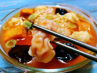 10、#冬日暖心菜#番茄金针菇汤,好诱人的小丸子入口香浓爽口