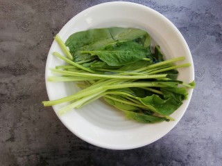 2、快手早餐～菠菜鸡蛋饼,菠菜摘干净后用水泡一会儿去除农药再洗干净