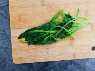 4、快手早餐～菠菜鸡蛋饼,焯好后将菠菜捞出