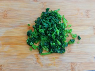 5、快手早餐～菠菜鸡蛋饼,菠菜切碎