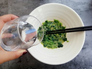 8、快手早餐～菠菜鸡蛋饼,加入半杯水（思慕雪杯子半杯）