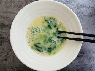 9、快手早餐～菠菜鸡蛋饼,搅拌均匀